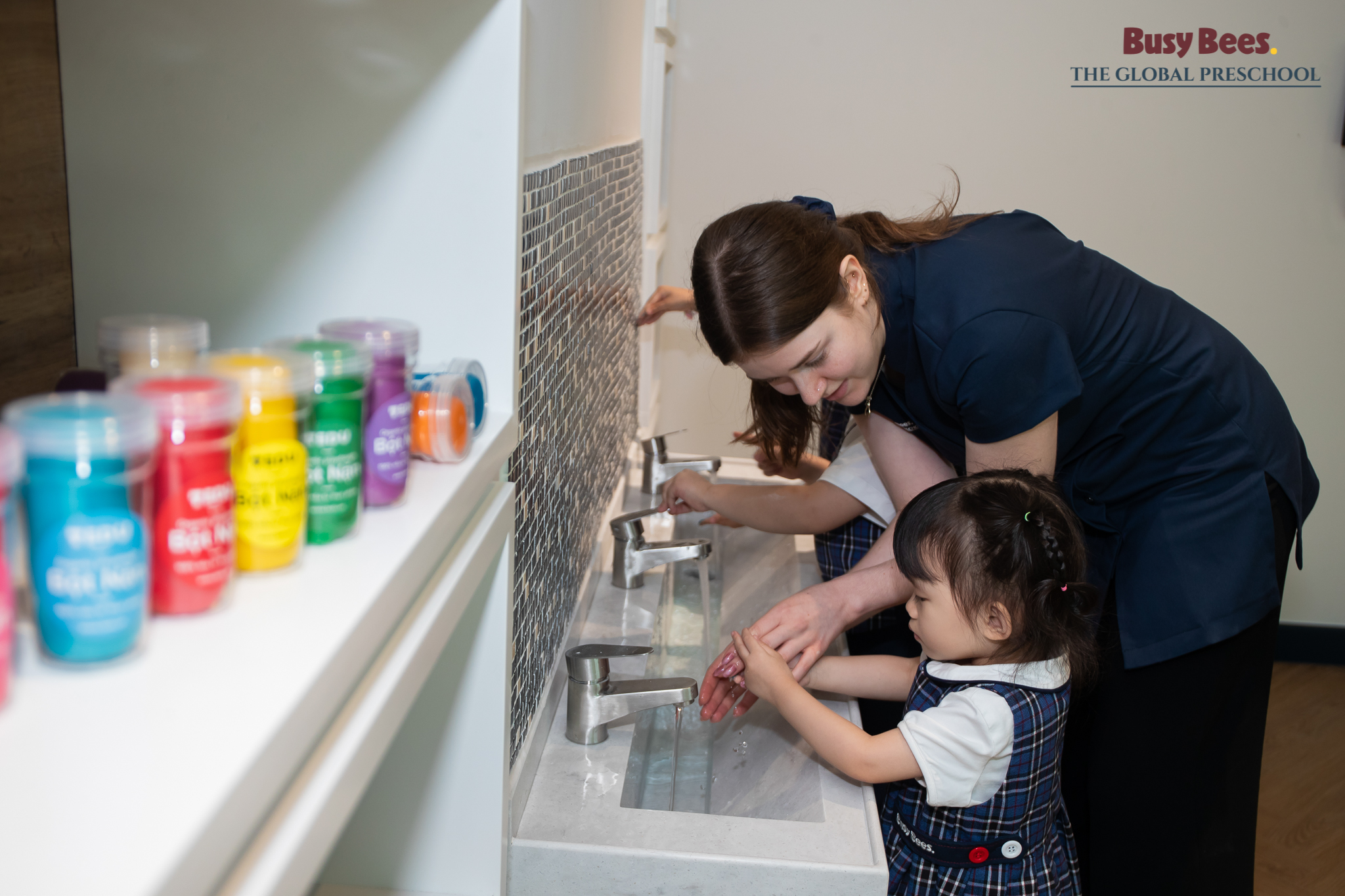 Rèn luyện kỹ năng rửa tay cho trẻ mầm non tại Busy Bees